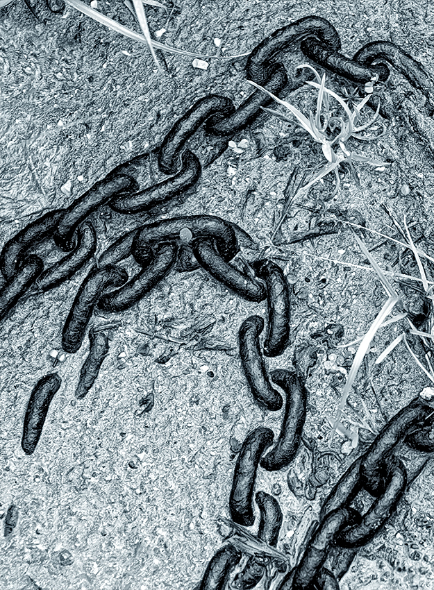 Normandie 05 - 2016_KA79417-1 Kopie.jpg - Eine alte im Sand versunkende Eisenkette war wohl Vorbote auf die nächste Woche . Denn unser Tank war schon ziehmlich leer als wir in Le Havre auf eine Tankstelle fuhren. Da hieiß es "Kein Benzin mehr wir streiken". Wir hingen eine ganze Woche mitten in der Stadt fest bis wir durch die Hilfe eines Franzosen  10 Liter Benzin bekamen. Danach haben wir uns von Tankstelle zu Tankstelle gerettet bis wir endlich den Tank voll Benzin hatten. Als dann auch noch Dauerregen aufkam machten wir uns  auf den Heimweg.